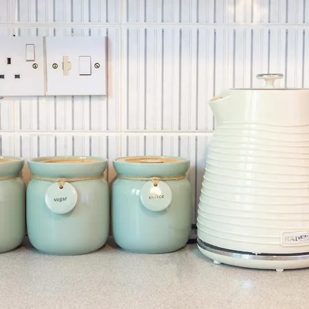 2 Bed, Ground Floor Flat, *