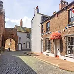 2 Bed, Ground Floor Flat, *